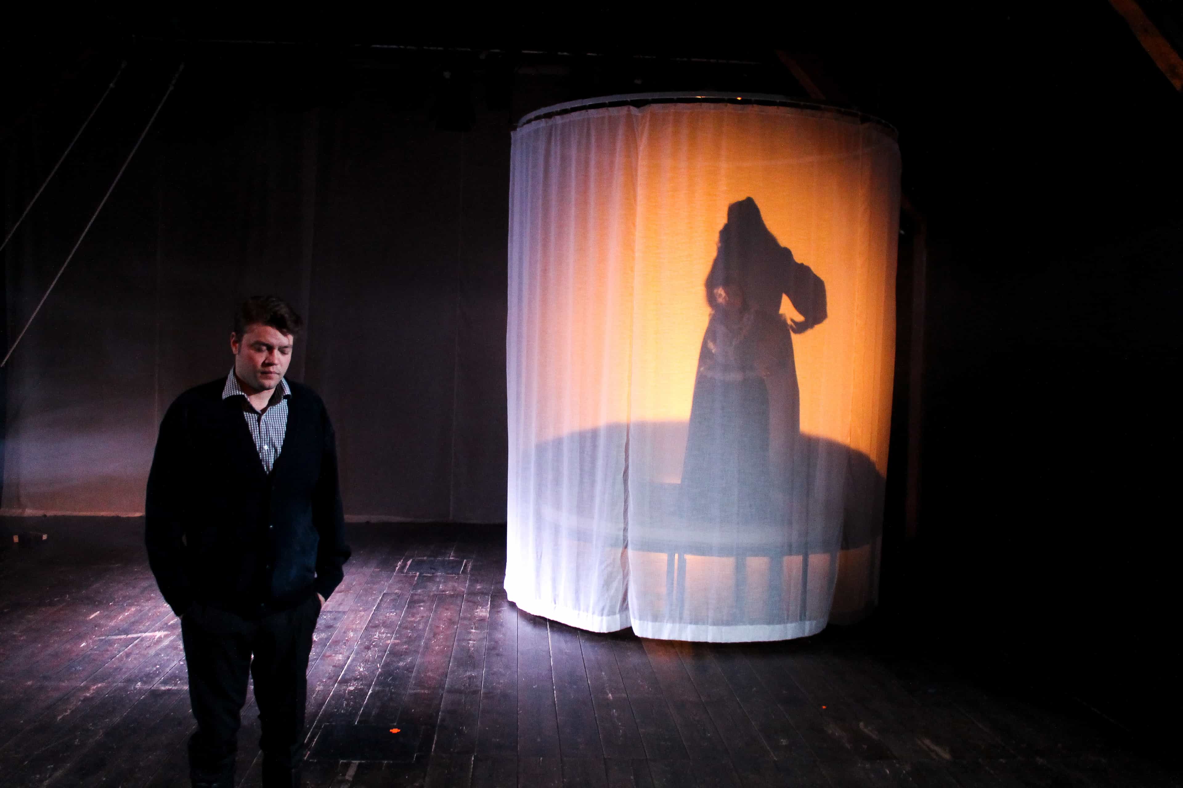 Musta, mustempi, romani