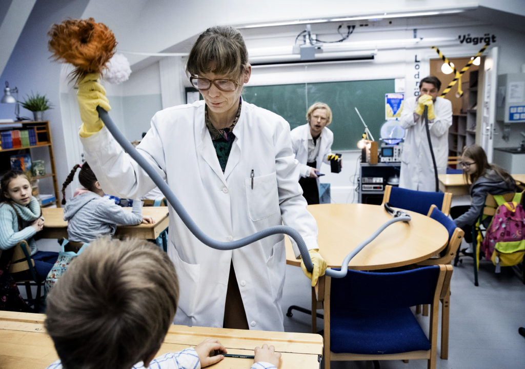 Teater Viirus / MONSTER / Photo by Cata Portin